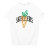 Skechers x Carrots Grafik Tişört “Beyaz Turuncu Siyah”