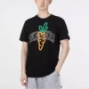 Skechers x Carrots Grafik Tişört “Siyah Turuncu Gri”